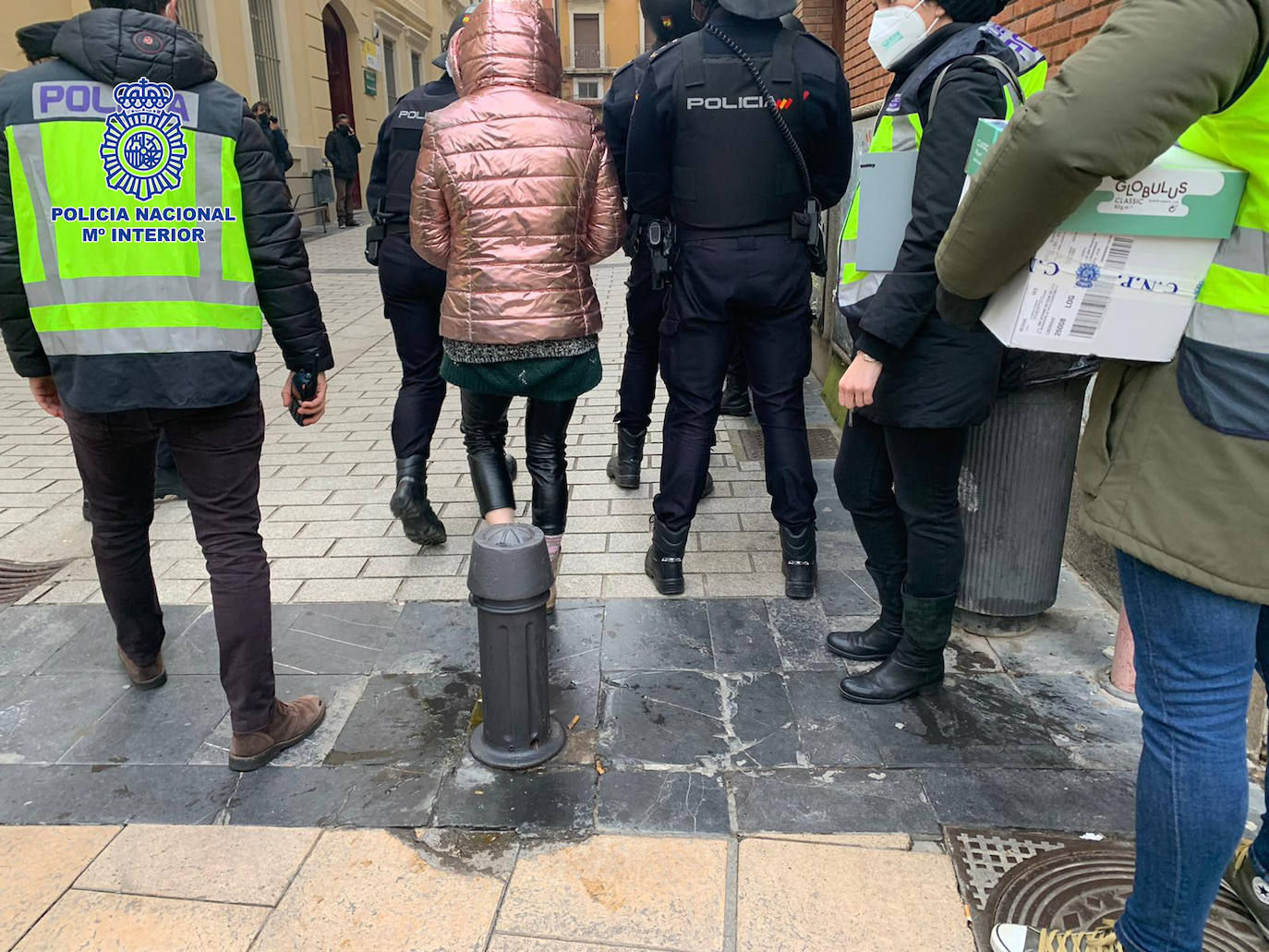 Imagen principal - La detenida por siete atracos en Logroño a punta de navaja ingresa en prisión