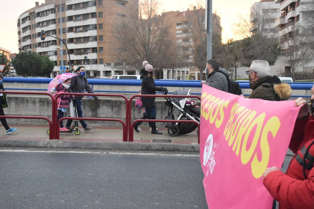 A las ocho de la mañana, los manifestantes cortaron durante unos minutos la circunvalación. 