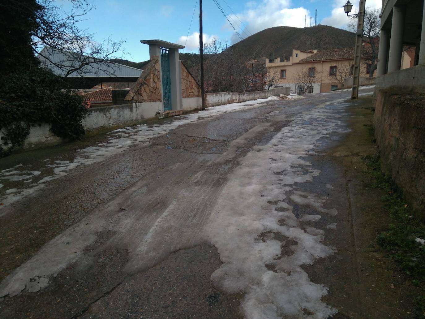 Casi una semana después de la intensa nevada, el hielo sigue cubriendo una parte de las calles de Cervera del Río Alhama. 