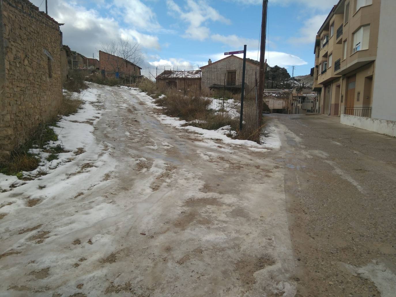 Casi una semana después de la intensa nevada, el hielo sigue cubriendo una parte de las calles de Cervera del Río Alhama. 