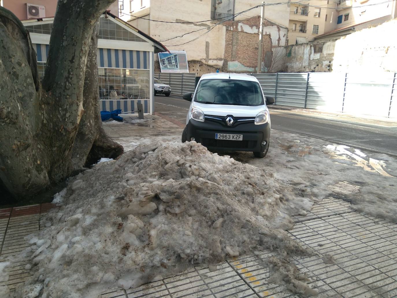 Casi una semana después de la intensa nevada, el hielo sigue cubriendo una parte de las calles de Cervera del Río Alhama. 