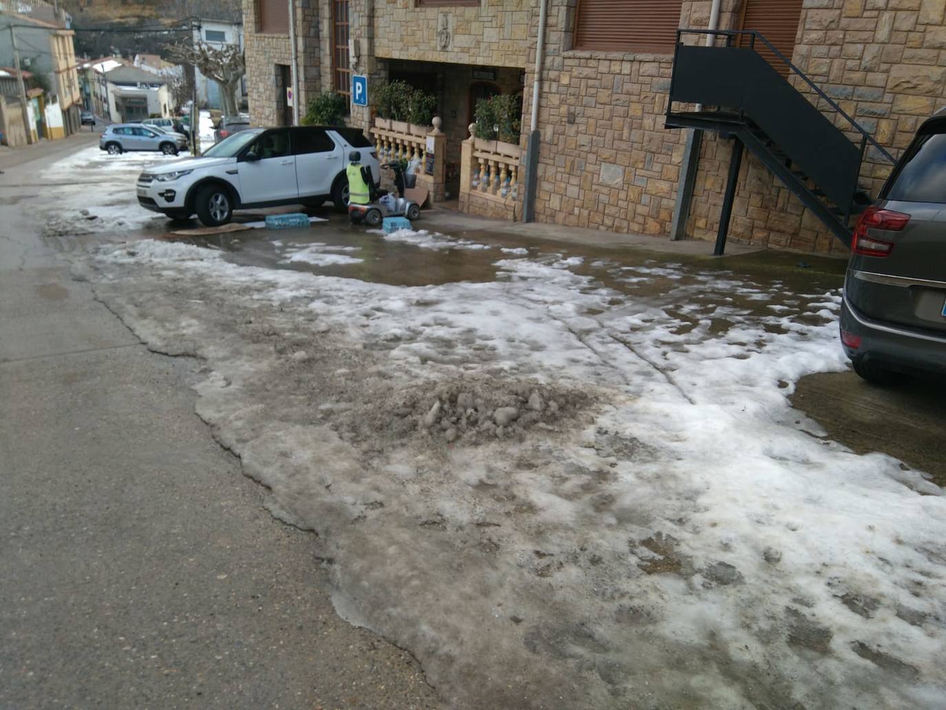 Casi una semana después de la intensa nevada, el hielo sigue cubriendo una parte de las calles de Cervera del Río Alhama. 