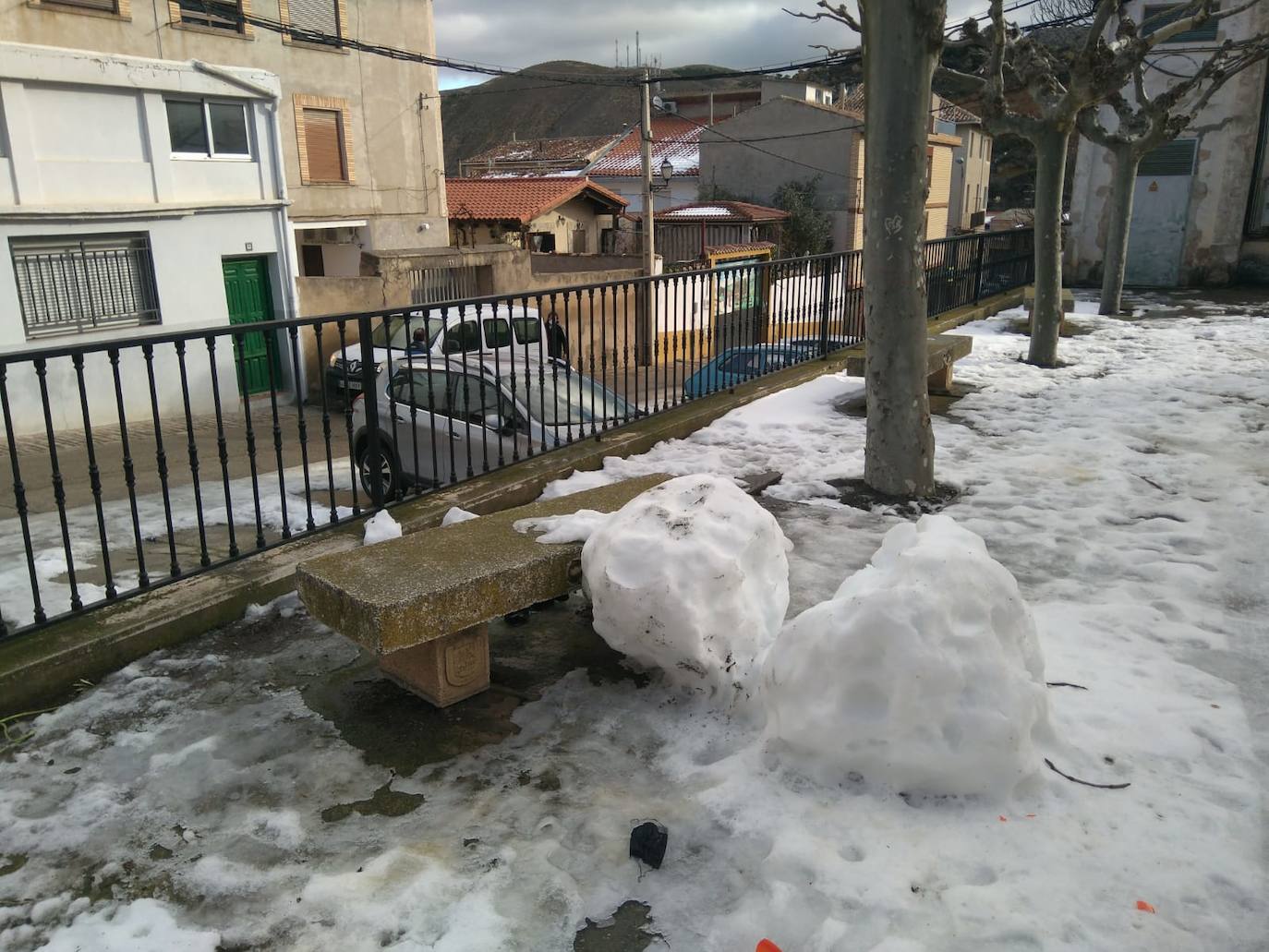 Casi una semana después de la intensa nevada, el hielo sigue cubriendo una parte de las calles de Cervera del Río Alhama. 