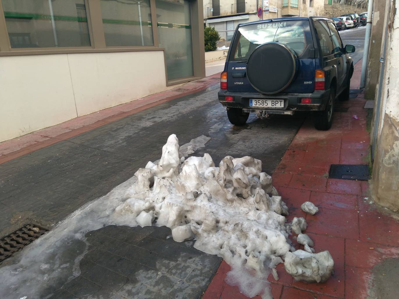 Casi una semana después de la intensa nevada, el hielo sigue cubriendo una parte de las calles de Cervera del Río Alhama. 