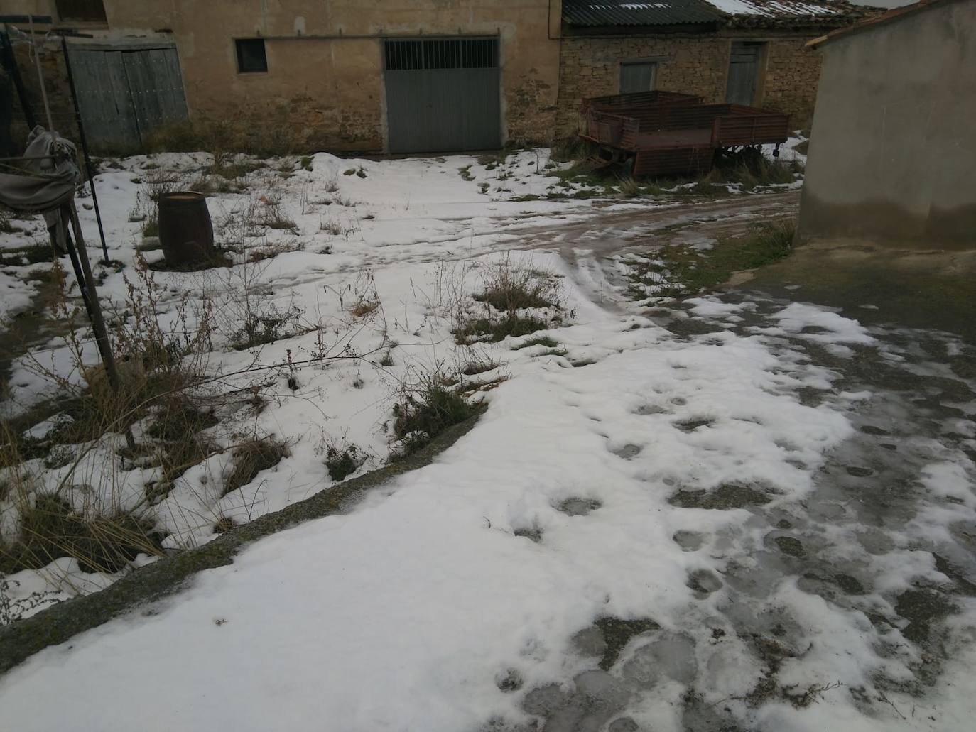 Casi una semana después de la intensa nevada, el hielo sigue cubriendo una parte de las calles de Cervera del Río Alhama. 