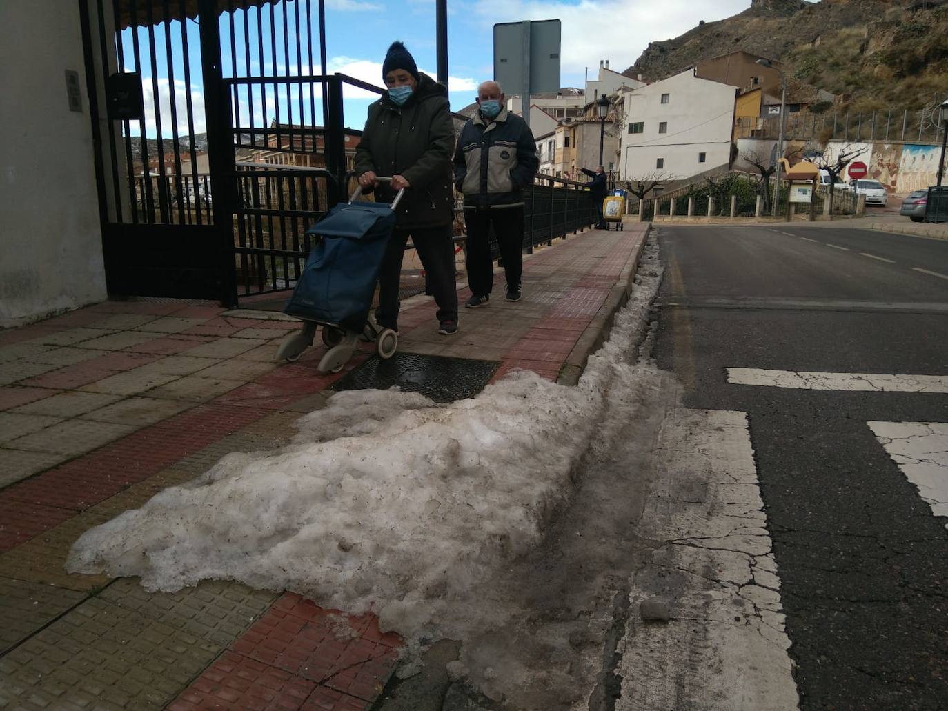 Casi una semana después de la intensa nevada, el hielo sigue cubriendo una parte de las calles de Cervera del Río Alhama. 