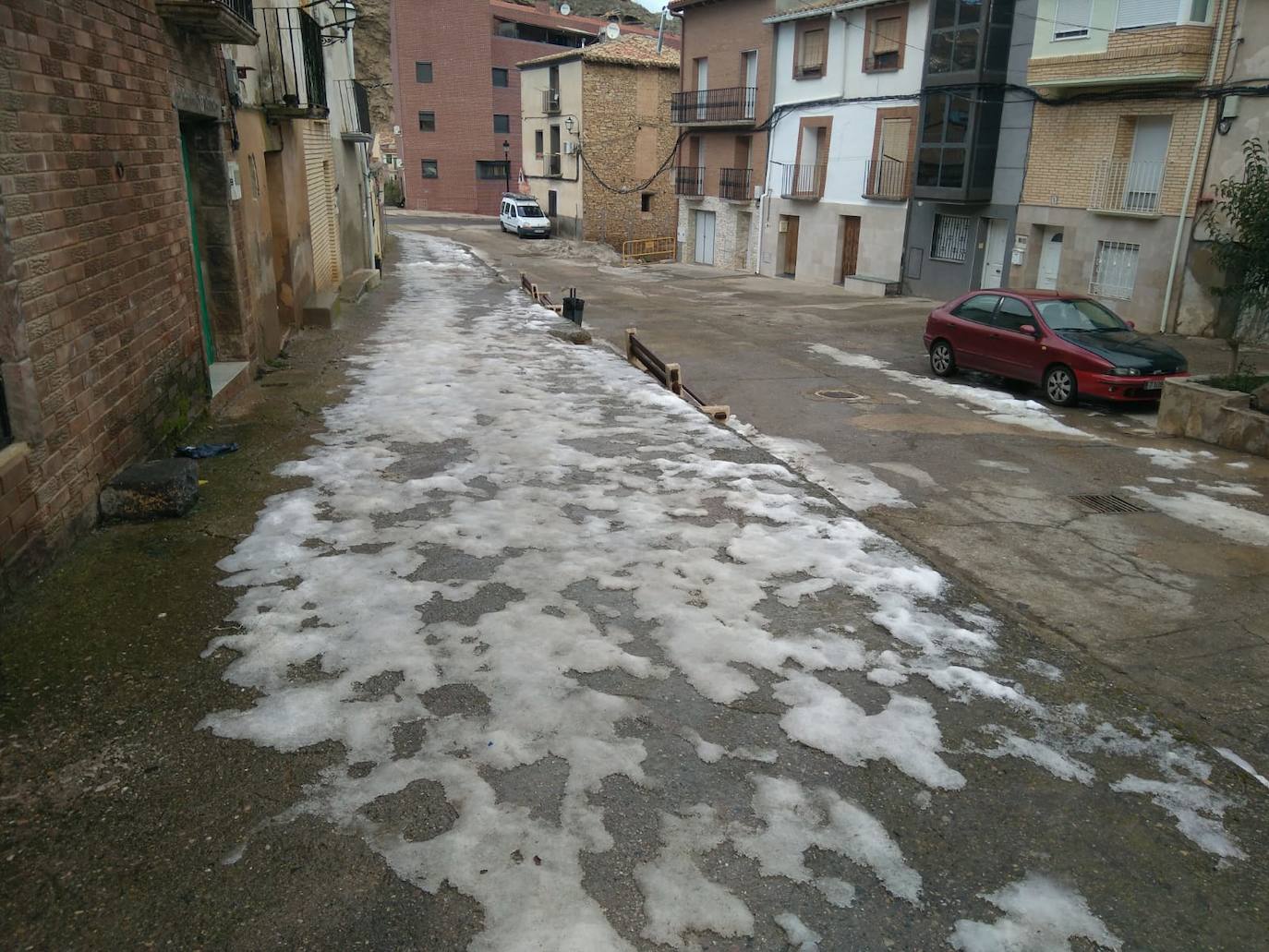 Casi una semana después de la intensa nevada, el hielo sigue cubriendo una parte de las calles de Cervera del Río Alhama. 
