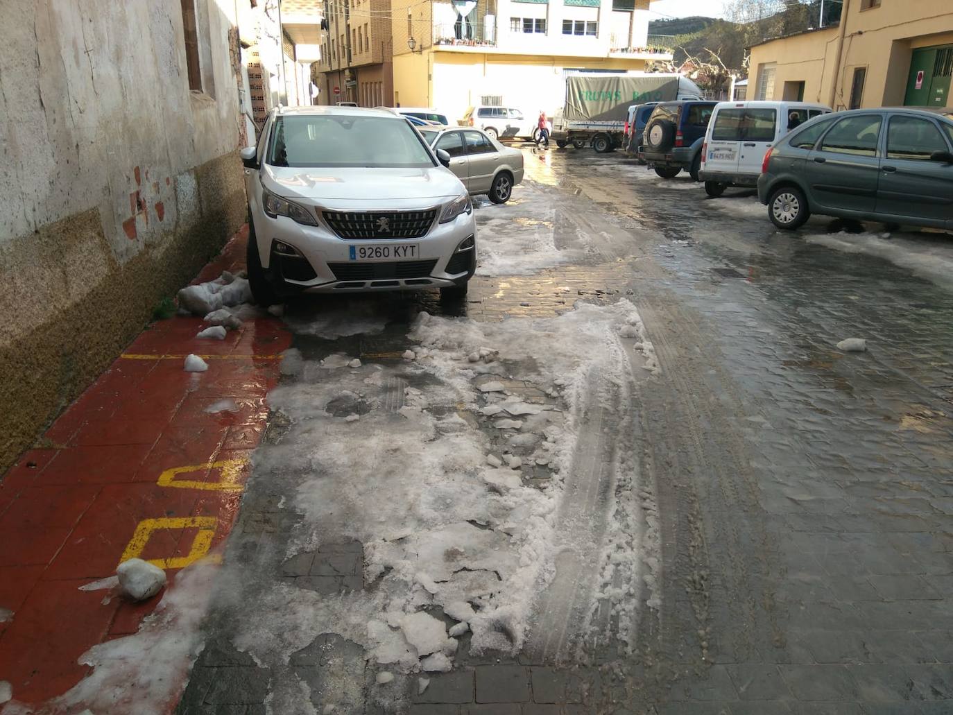 Casi una semana después de la intensa nevada, el hielo sigue cubriendo una parte de las calles de Cervera del Río Alhama. 