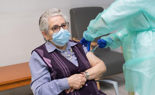 España comienza a administrar la segunda dosis de la vacuna 