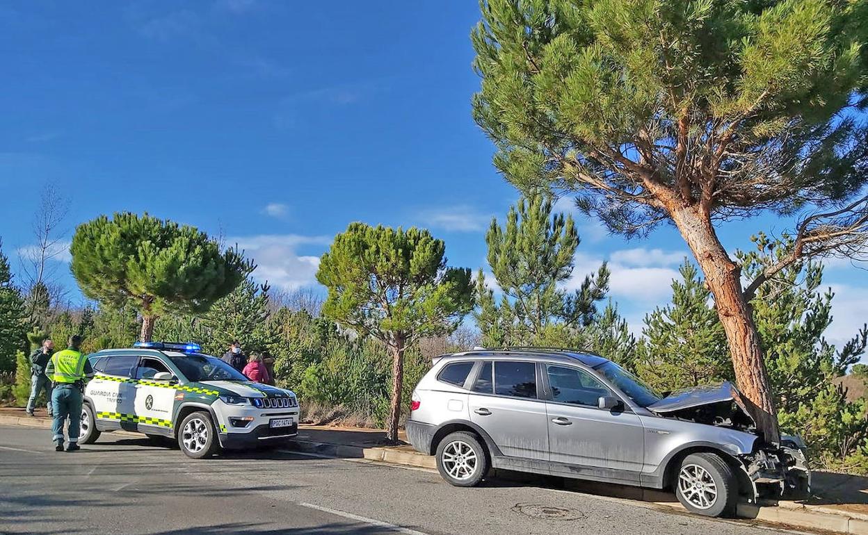 La Guardia Civil, en el lugar del accidente de Mario Herrera. 