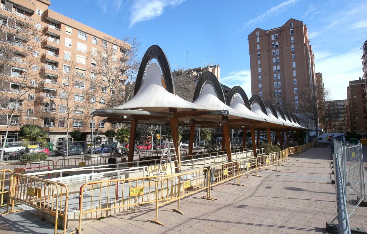 La pérgola de la plaza de la Alhóndiga, ayer, vallada. 