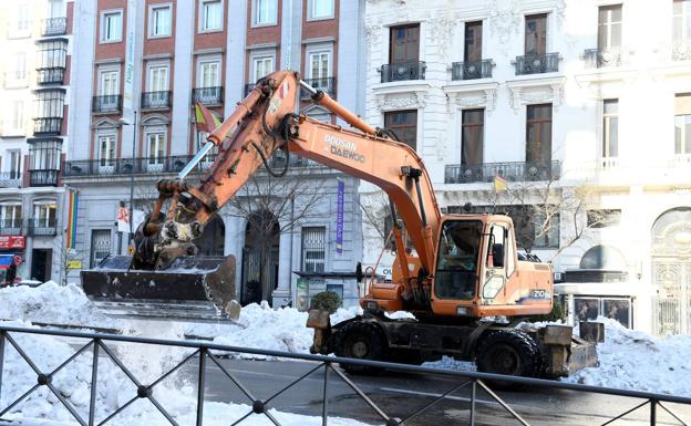 Los operarios se afanan en retirar la nieve de las calles de Madrid para reabrir a la circulación las calles y ante la llegada de las lluvias.