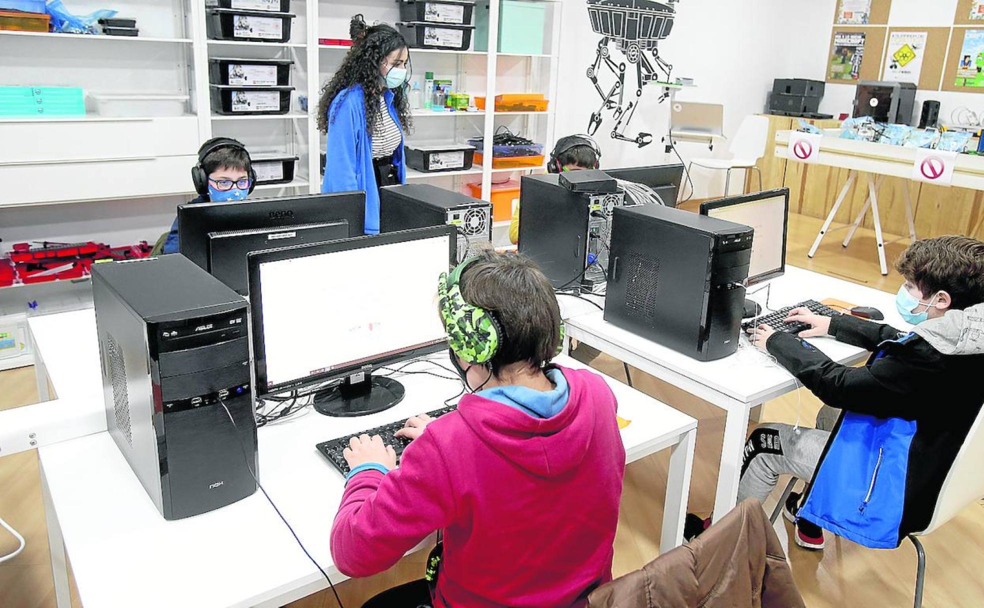 Cuatro alumnos en una academia de Logroño. 