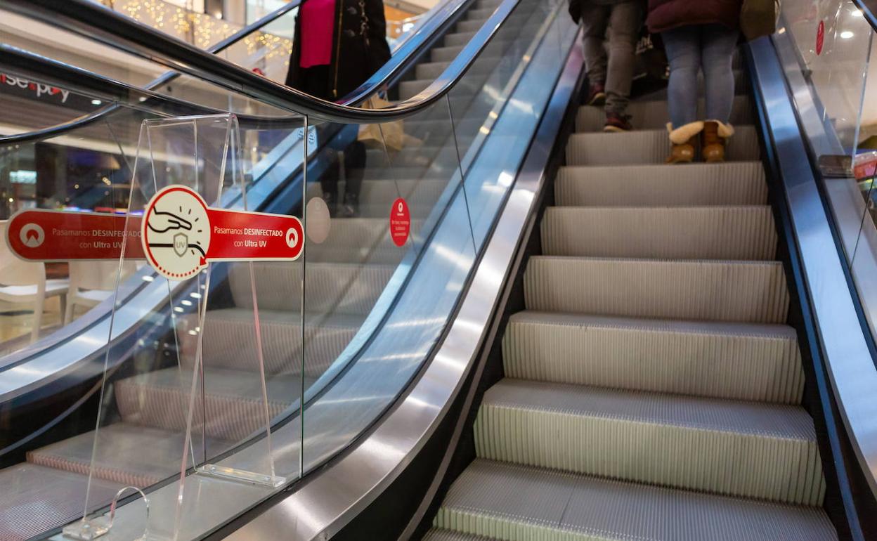 Imagen de las escaleras mecánicas del centro comercial Berceo