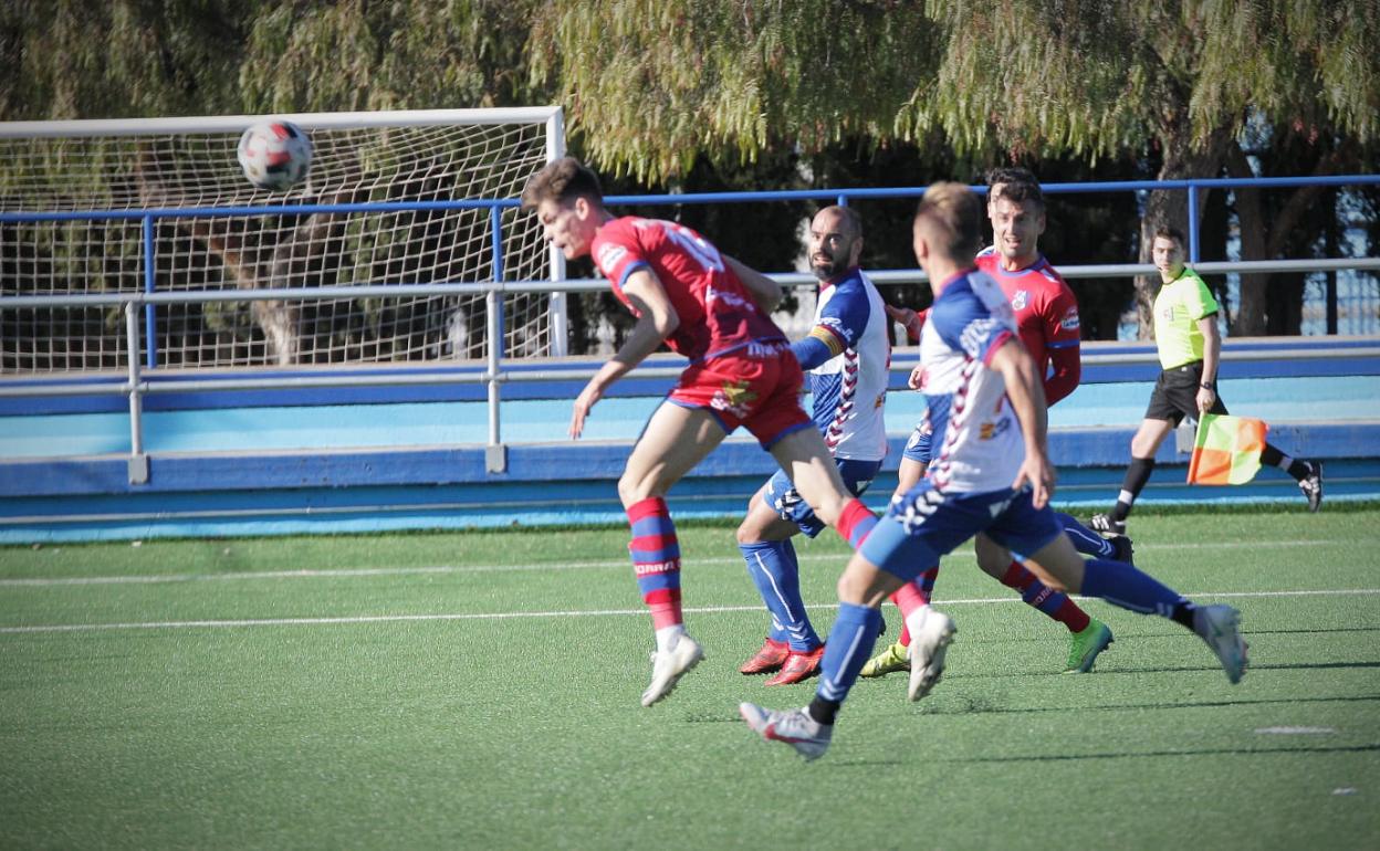 Jorge remata un centro de Fran. 