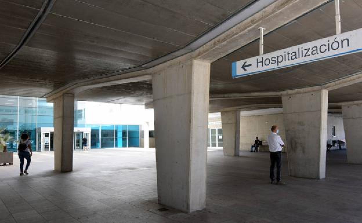 Puerta de hospitalización del Hospital San Pedro de Logroño. 