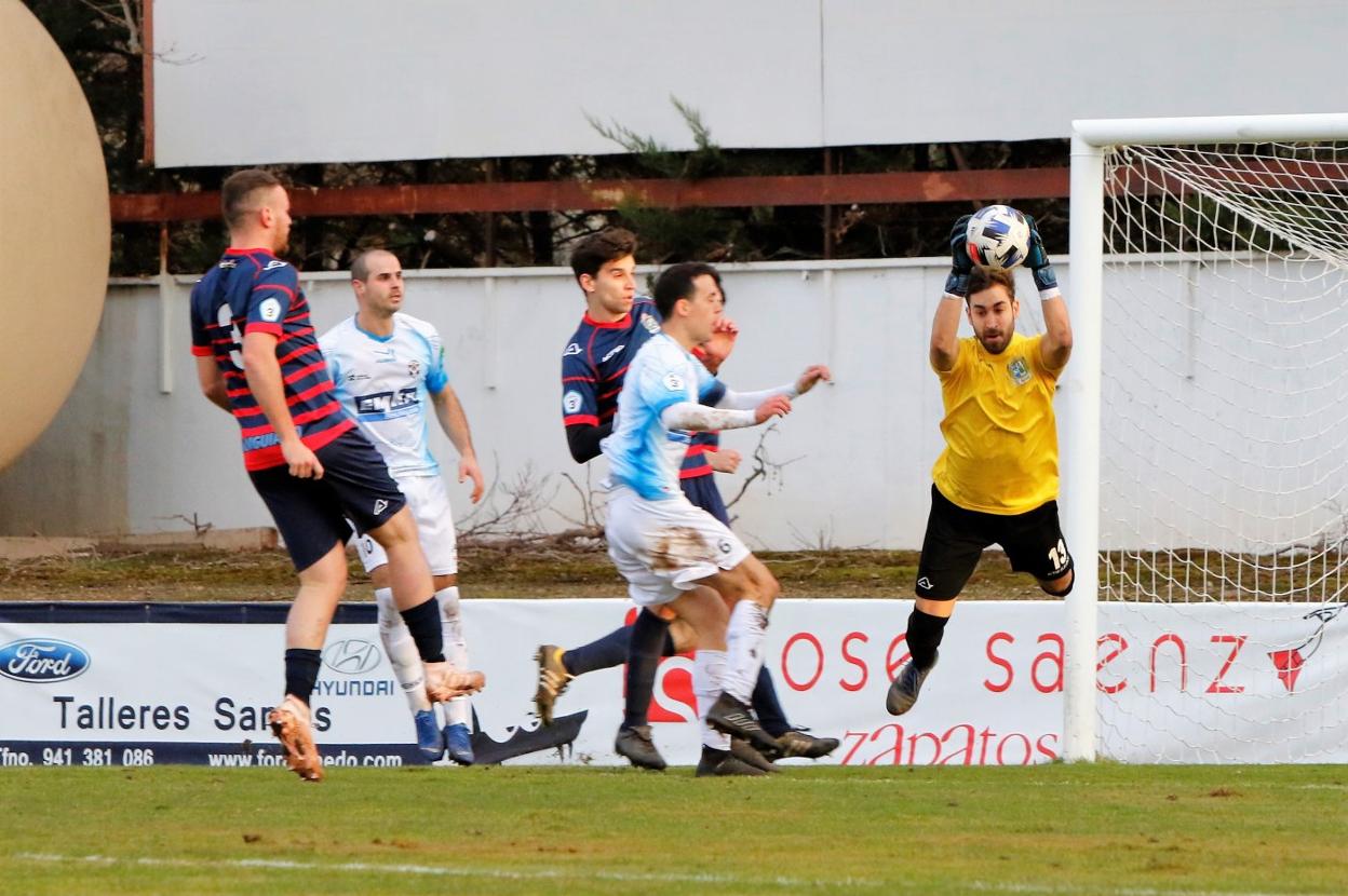 El portero del Anguiano, Osés, se hace con el balón en un ataque del Arnedo. 