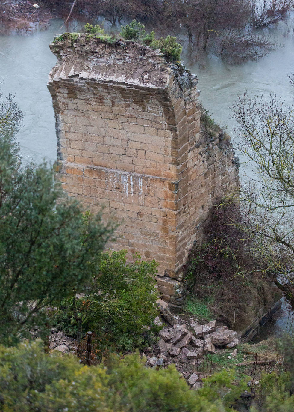 Fotos: Se derrumba el arco riojano del puente Mantible