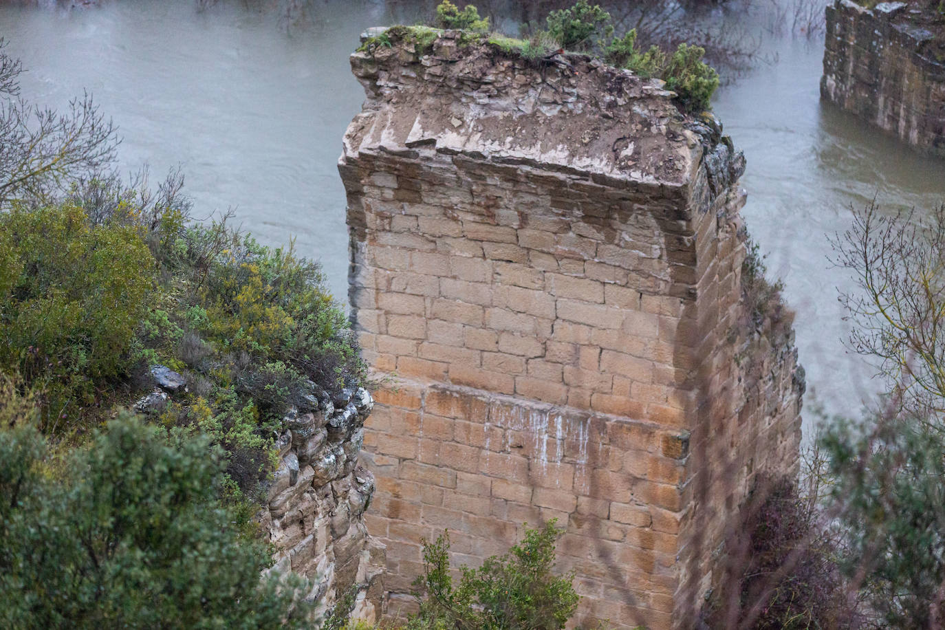 Fotos: Se derrumba el arco riojano del puente Mantible