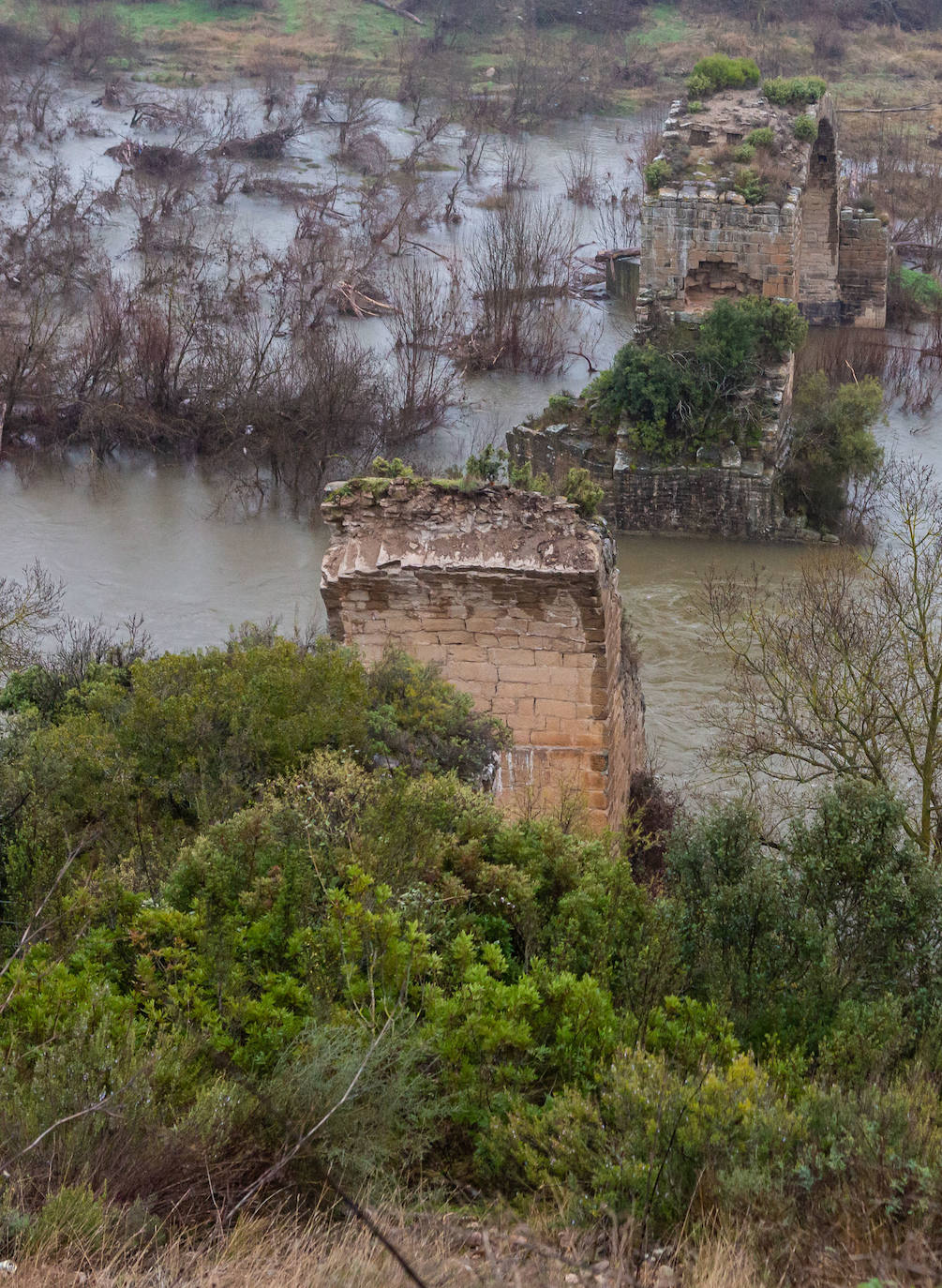 Fotos: Se derrumba el arco riojano del puente Mantible