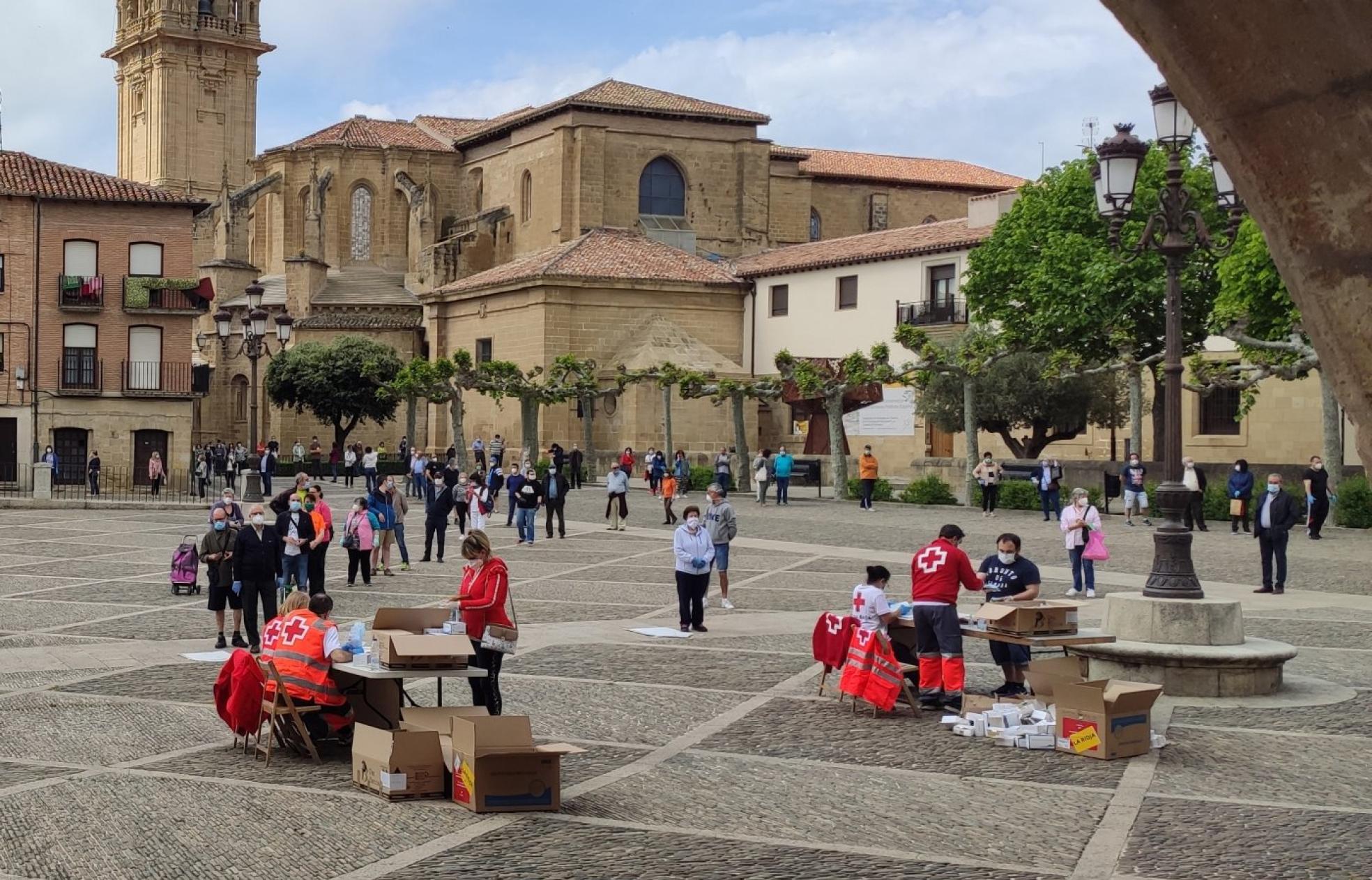 Imágenes del pasado. Reparto de mascarillas en la plaza de España de la ciudad calceatense. 