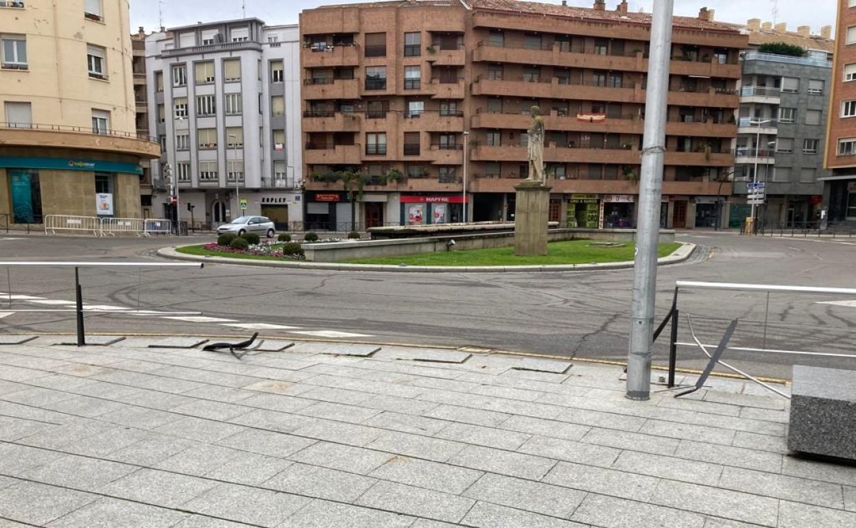 Valla destrozada en el Mercadal. 