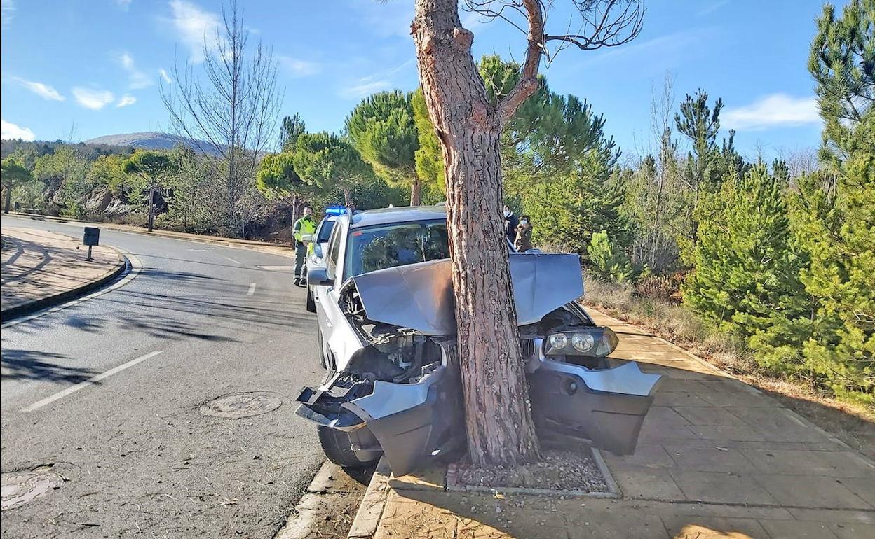 El coche apareció estampado contra un árbol y abandonado en la calle Los Pinos de Sojuela. 