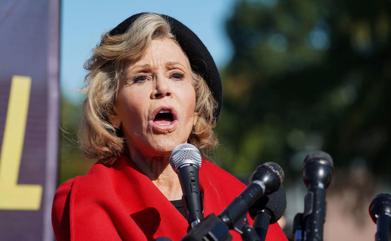 Jane Fonda toma el micrófono durante una protesta en Washington. 