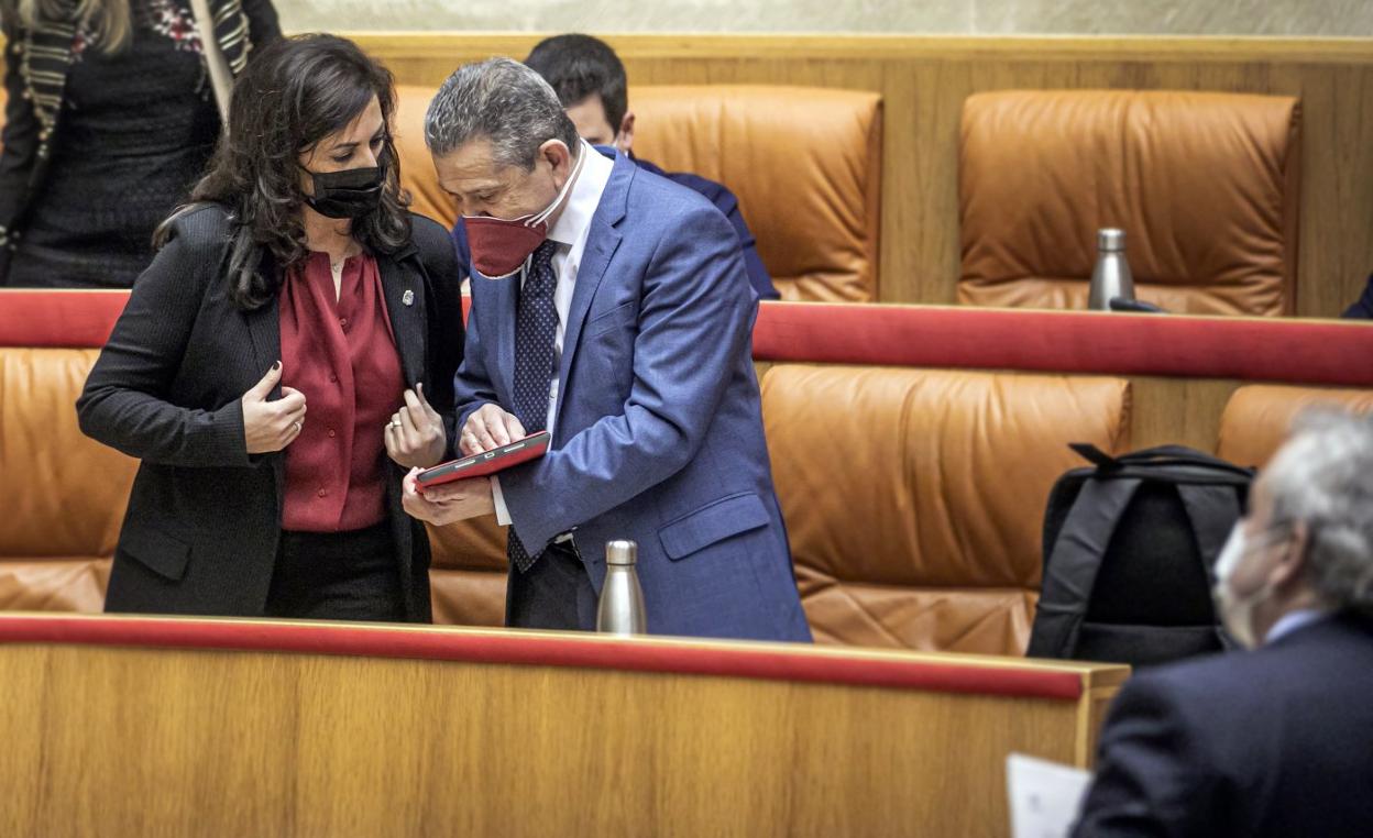 Andreu charla con el titular de Hacienda, Celso González, en el pleno de diciembre que tumbó las enmiendas a la totalidad de las Cuentas. 