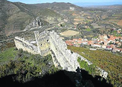 Imagen secundaria 1 - Bancos de Pradillo, castillo de Jubera y viaducto de San Martín en Ortigosa. 