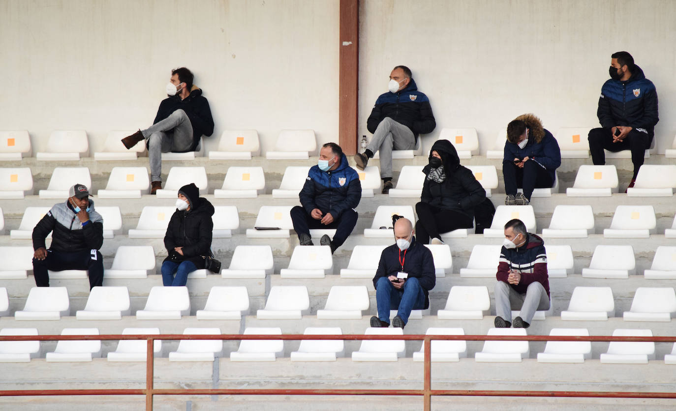 Fotos: Las imágenes de la derrota de la SD Logroñés ante el Izarra