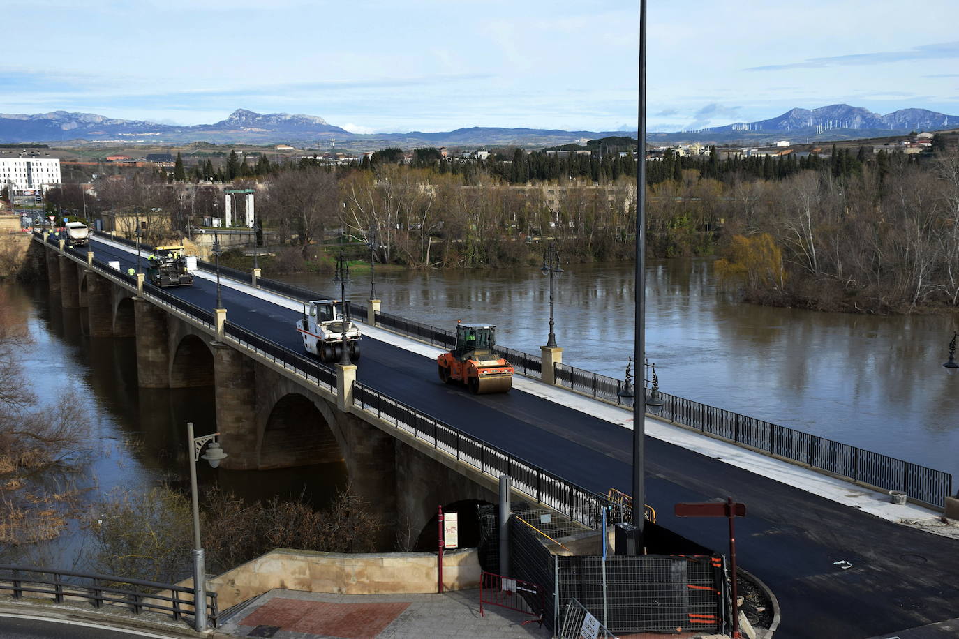 Los vecinos de la zona norte de Logroño piden más conexiones de autobuses por el Puente de Piedra