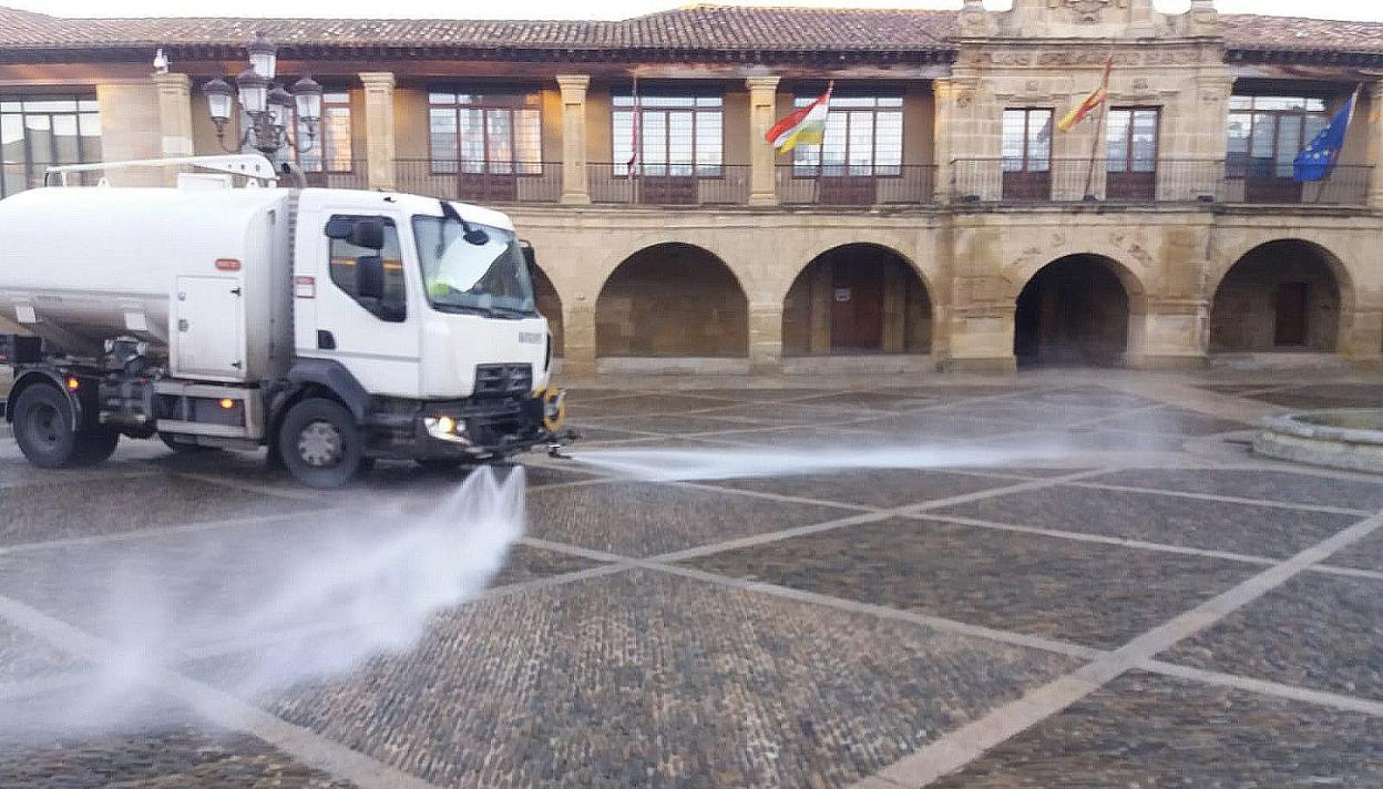 Labores de limpieza y desinfección en la plaza de España. 