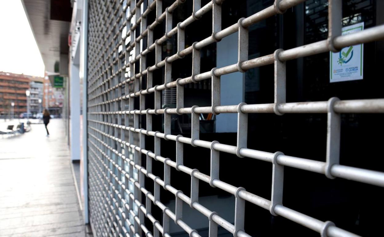 Comercio cerrado en el paseo del Mercadal. 