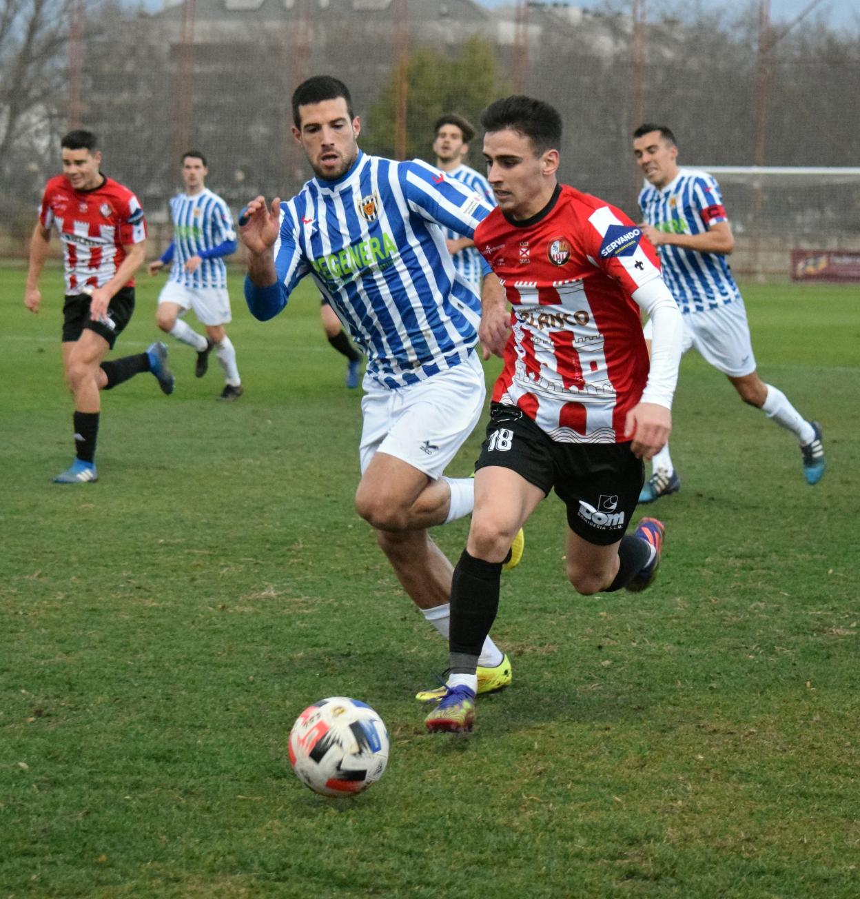 Diego Esteban conduce el balón ante un rival del Izarra durante el partido del pasado domingo. 