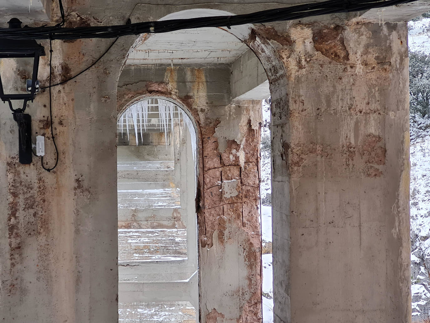 Los daños sufridos con el paso del tiempo son evidentes en el puente de Ortigosa.