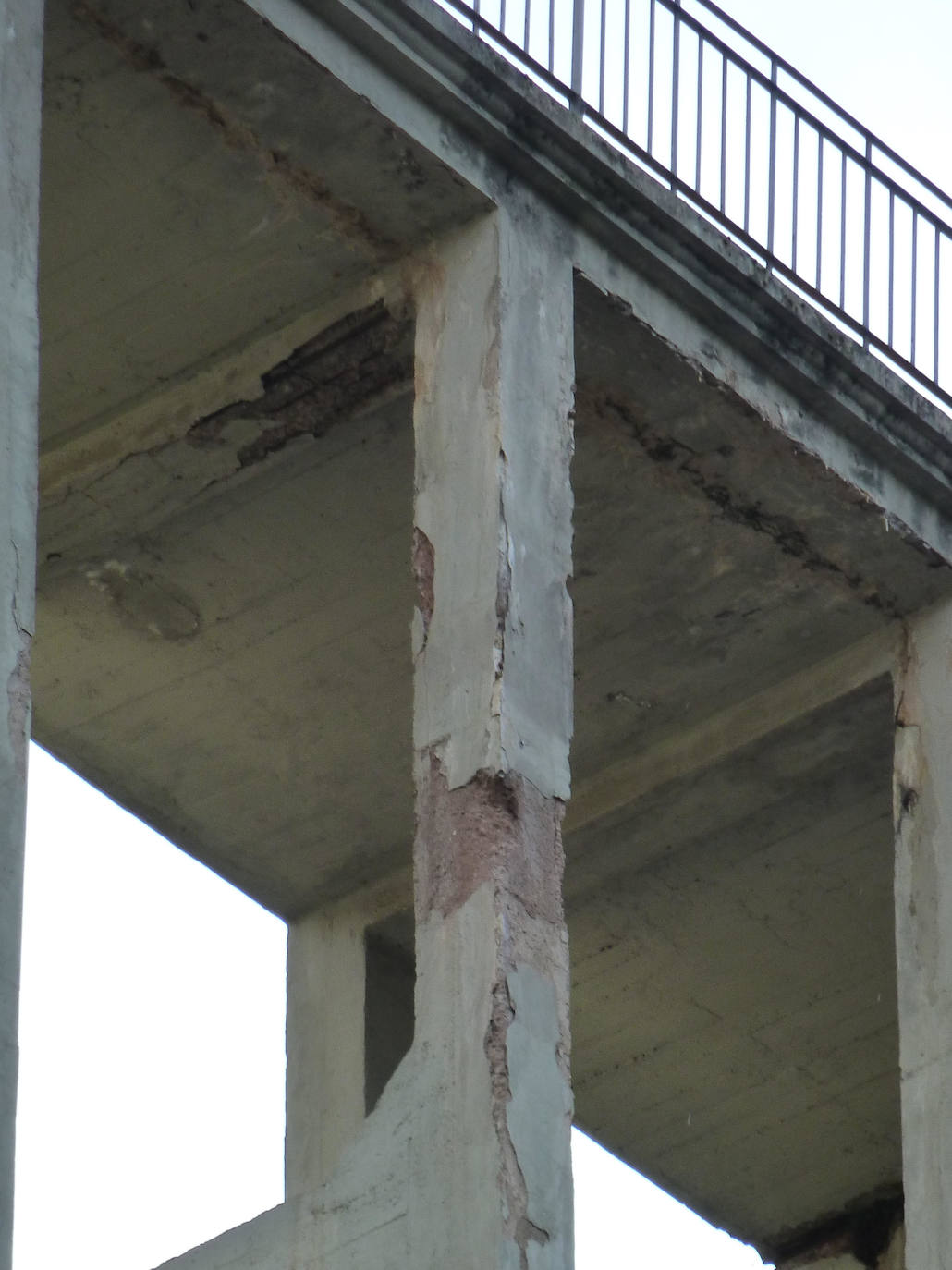 Los daños sufridos con el paso del tiempo son evidentes en el puente de Ortigosa.