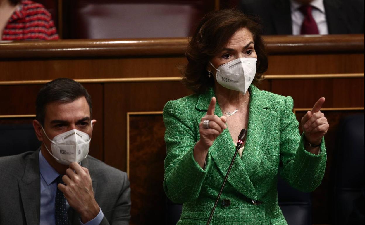 La vicepresidenta Carmen Calvo, en una intervención en el Congreso, junto al presidente del Gobierno.