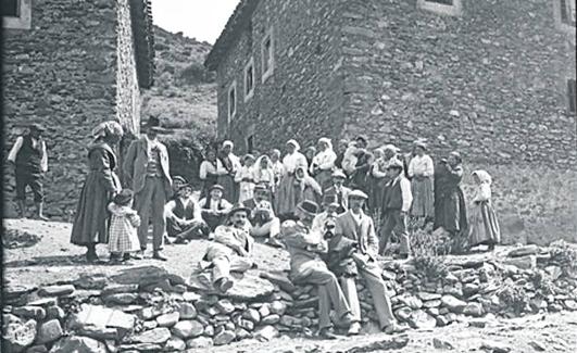 Excursionistas y aldeanos de Ezcaray posan para Polentinos. 