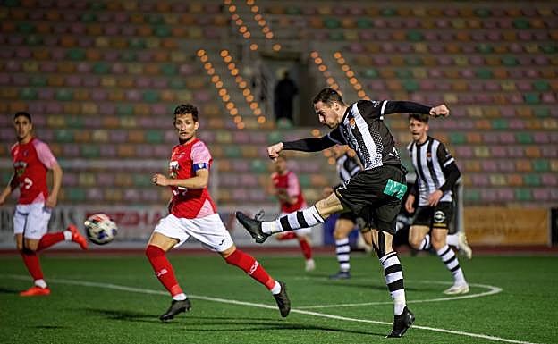 Mikel Bueno busca el gol.