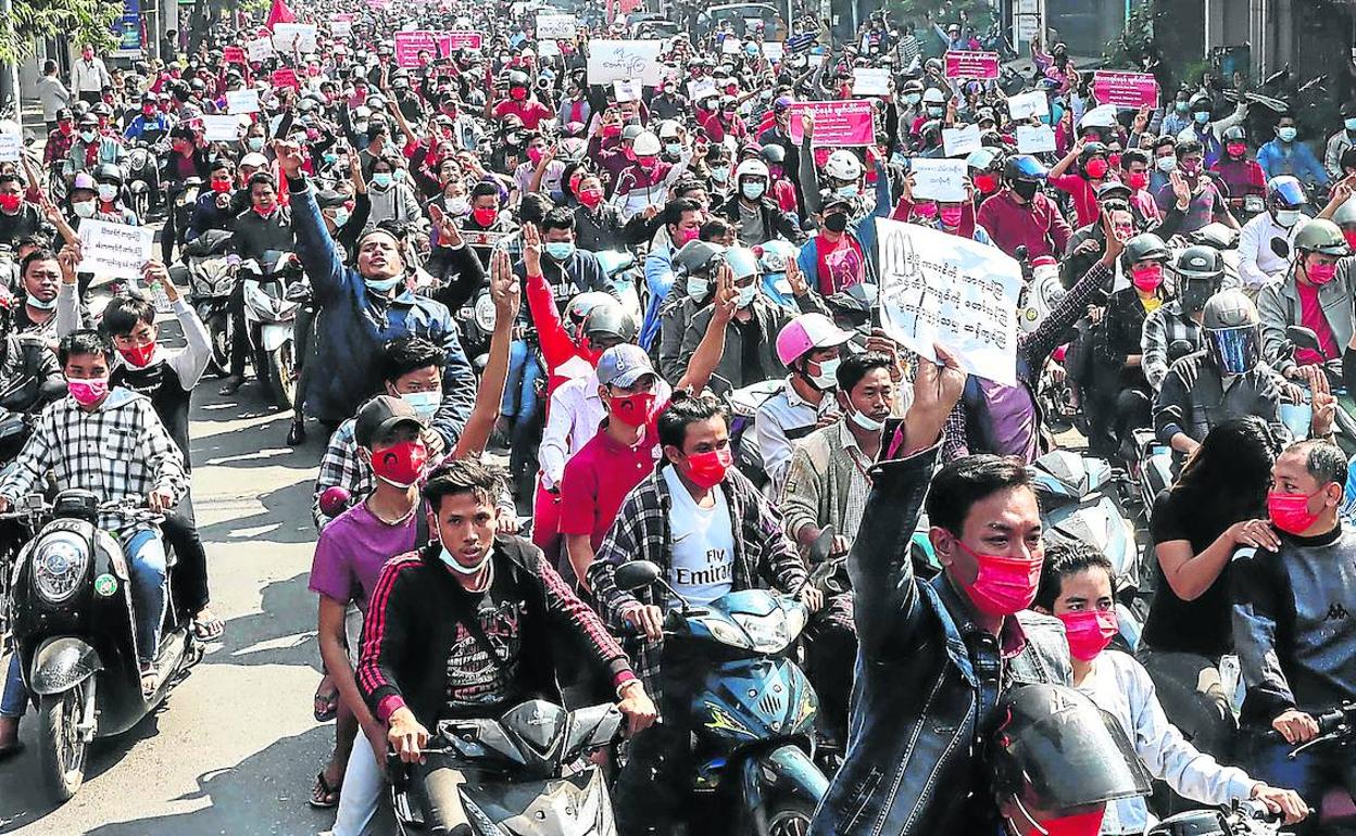 Miles de personas toman parte en la manifestación de ayer en Mandalay, la más numerosa junto a la de la antigua Rangún. 