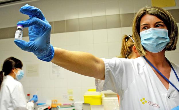 Una enfermera muestra una de las vacunas contra el coronavirus. 