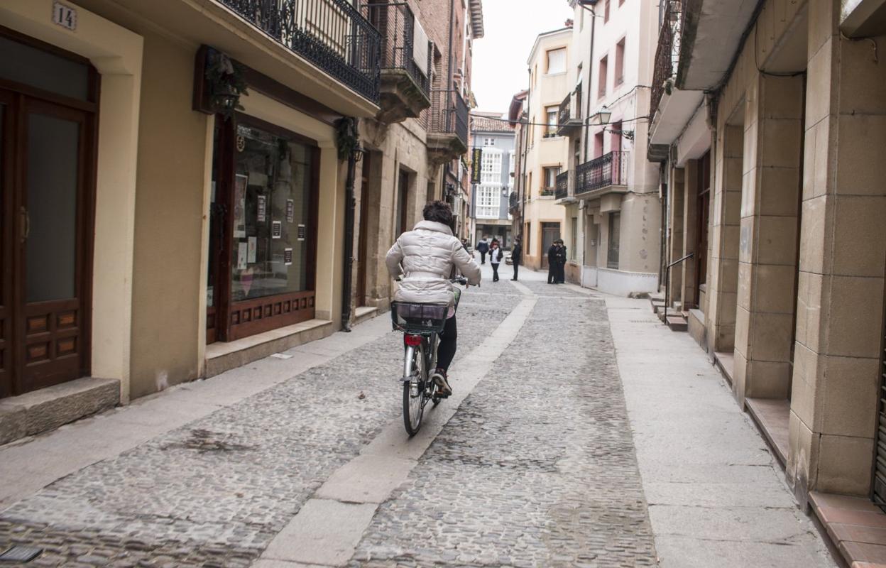 La calle Hilario Pérez, en el casco antiguo, soporta un notable tránsito. 