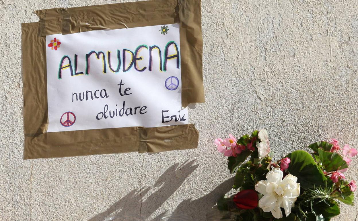 Ofrenda a Almudena, una víctima de violencia de género, asesinada en El Salobral en 2012. 