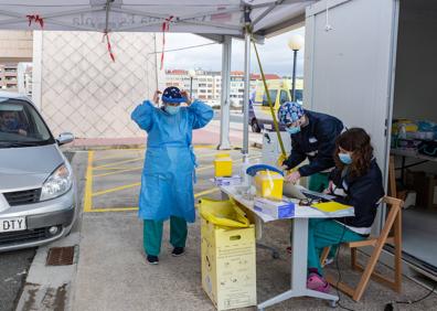 Imagen secundaria 1 - Miguel Ángel Respes, de 93 años y de Santurde, recibe la primera dosis. El dispositivo de Santo Domingo de La Calzada en este primer día de inmunización. En Zarratón, una enfermera que ha ido a vacunar a domicilio.