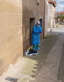 Imagen secundaria 2 - Miguel Ángel Respes, de 93 años y de Santurde, recibe la primera dosis. El dispositivo de Santo Domingo de La Calzada en este primer día de inmunización. En Zarratón, una enfermera que ha ido a vacunar a domicilio.