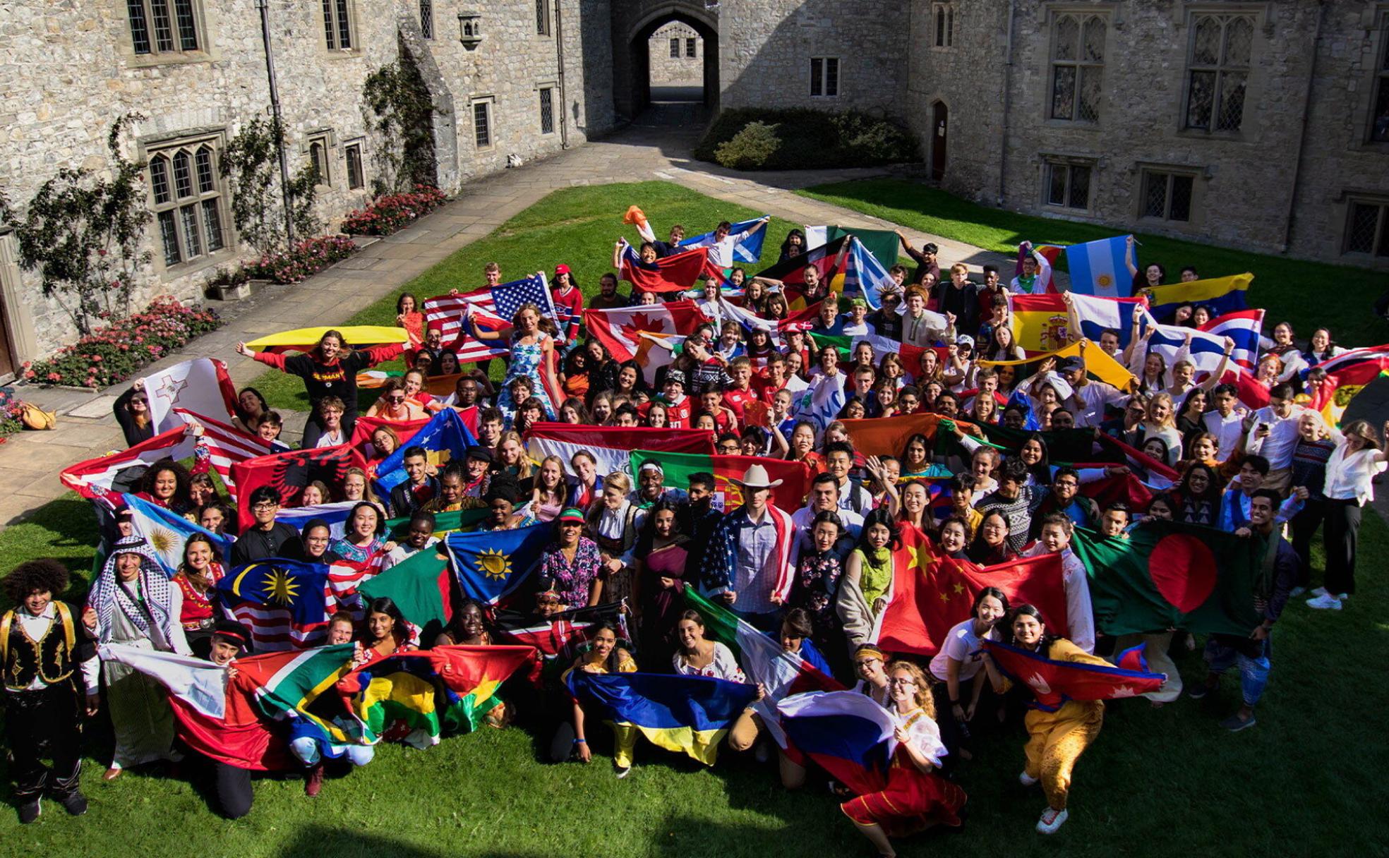 El colegio de Gales se encuentra en un castillo medieval del siglo XII con 30 hectáreas de terreno y cerca del mar.