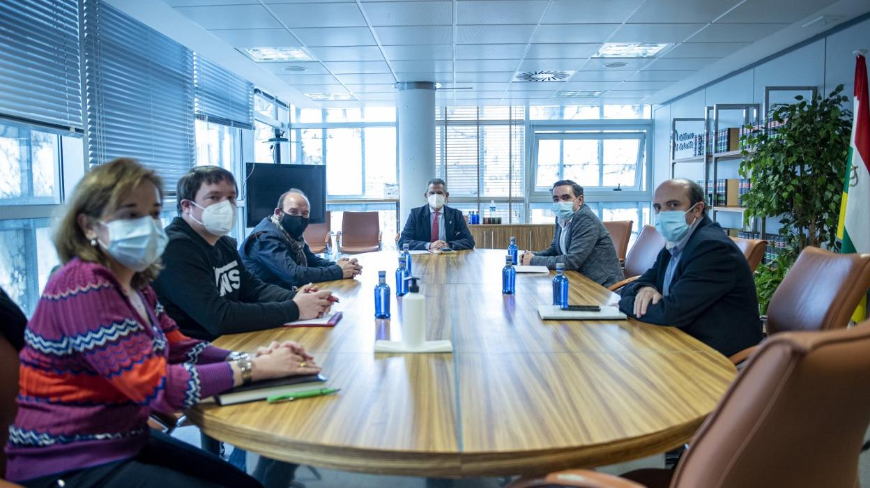 Los representantes del Ayuntamiento de Ortigosa y del Gobierno de La Rioja, en la reunión de ayer. 