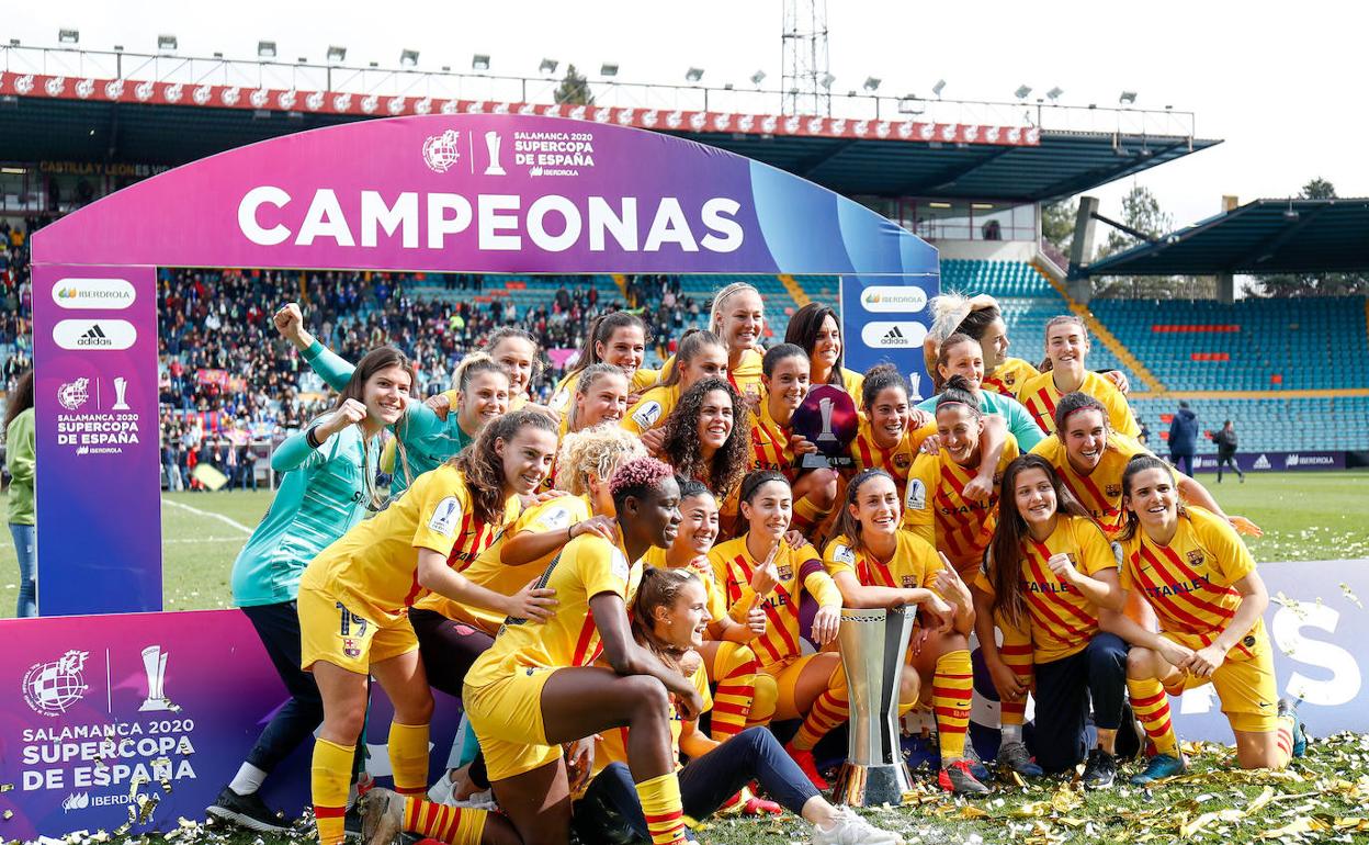 Las jugadoras del Barcelona celebrando la victoria contra la Real Sociedad, la pasada temporada, en la Supercopa de España. 