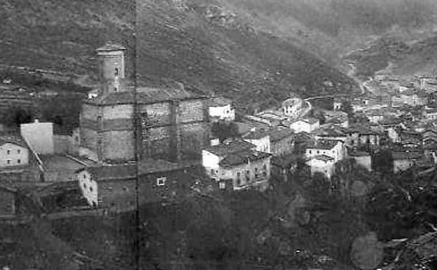 Vista panorámica de Ortigosa, todavía sin haberse construido el puente. 